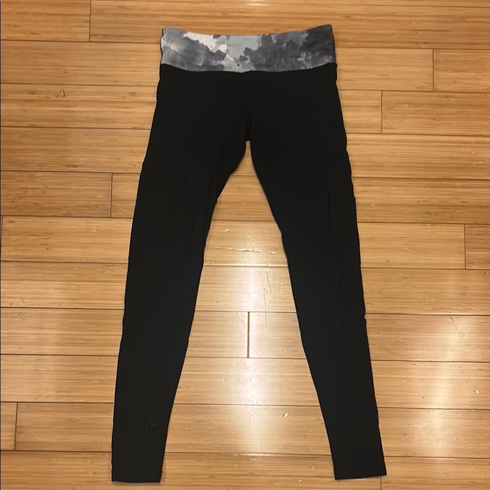 Lululemon size 8 (medium) Black Wunder Under Leggings with Gray Waistband